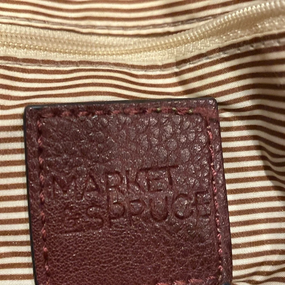 Market and Spruce shoulder purse. Brown. Multiple pockets.